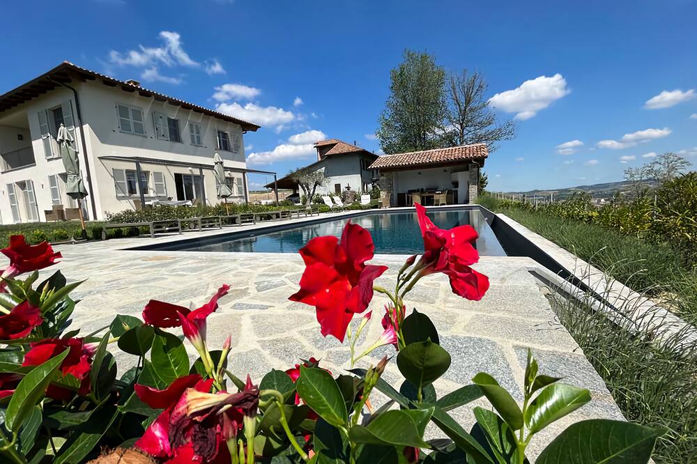 Stunning hilltop Villa and infinity pool in Nizza Monferrato