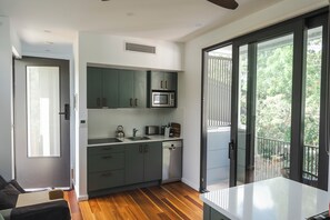 Fridge, microwave, oven, stovetop - Bushland setting close to Sydney CBD (Lane Cove North)
