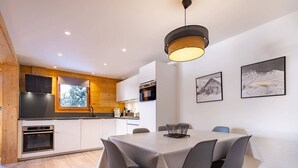 Dining - Méribel Mottaret Condo - Ski-in/Ski-out, 3BR, 8 guests, WIFI (Les Allues)