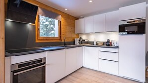 Coffee/tea maker, fridge, oven, stovetop - Méribel Mottaret Condo - Ski-in/Ski-out, 3BR, 8 guests, WIFI (Les Allues)