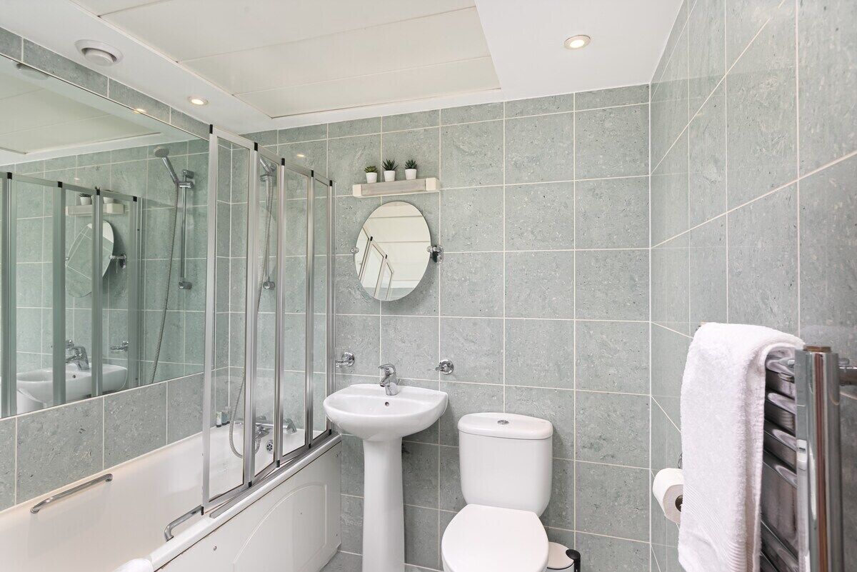 Combined shower/bathtub, hair dryer, towels