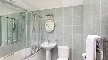 Combined shower/bathtub, hair dryer, towels