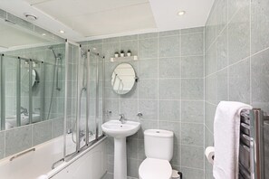 Combined shower/bathtub, hair dryer, towels