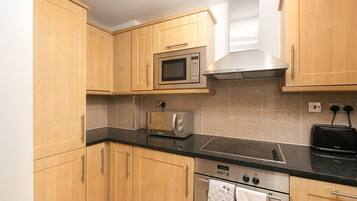 雪櫃、微波爐、焗爐、爐具