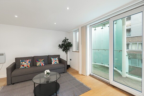 TV - Skyvillion Apartments - Barnet - Beautiful 2Bed Apartment with Balcony (New Barnet)