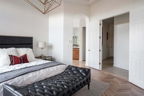 4 bedrooms, desk, iron/ironing board, WiFi