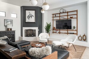 TV, fireplace