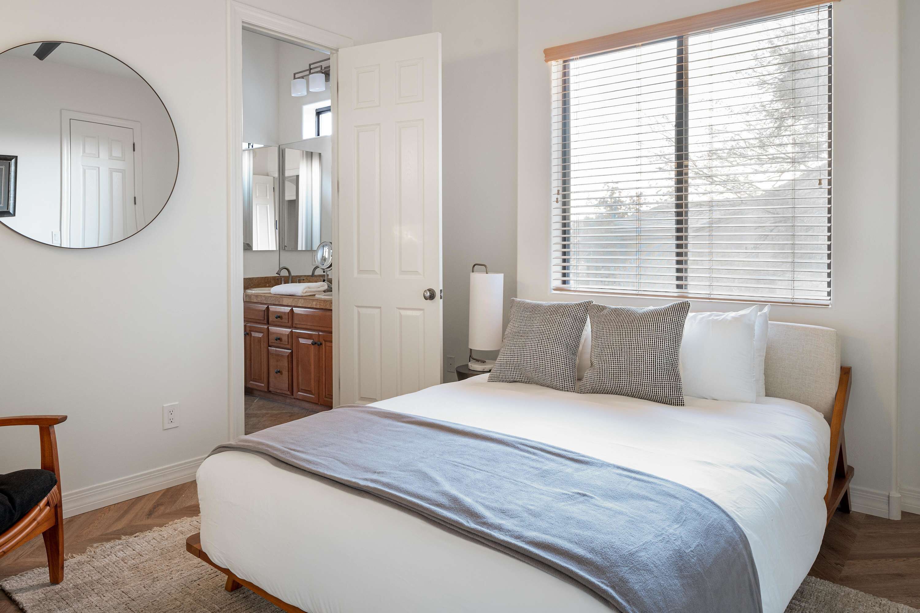 4 Schlafzimmer, Schreibtisch, Bügeleisen/Bügelbrett, WLAN