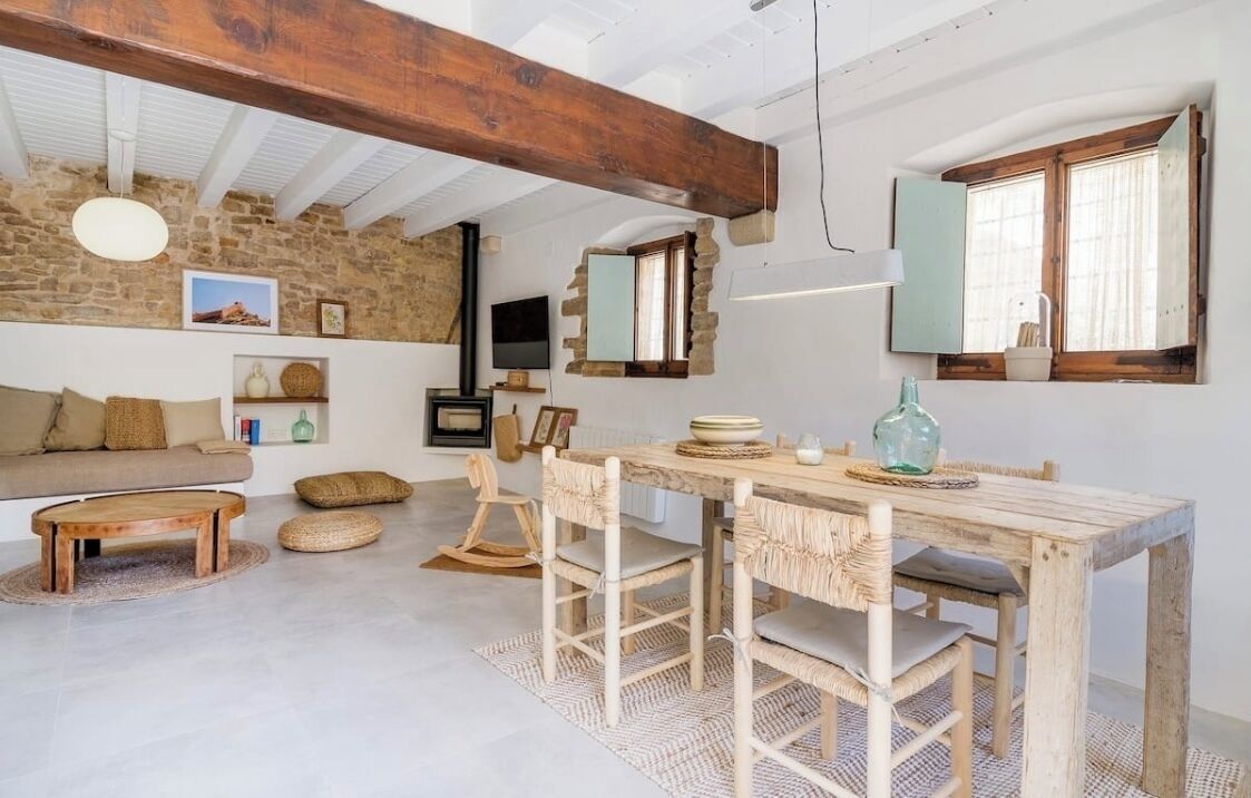 Una Smart TV, una chimenea, libros