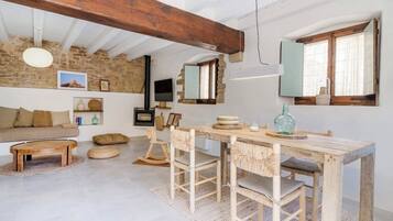 Una Smart TV, una chimenea, libros