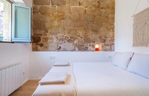 2 chambres, bureau, fer et planche à repasser, lit de bébé portatif