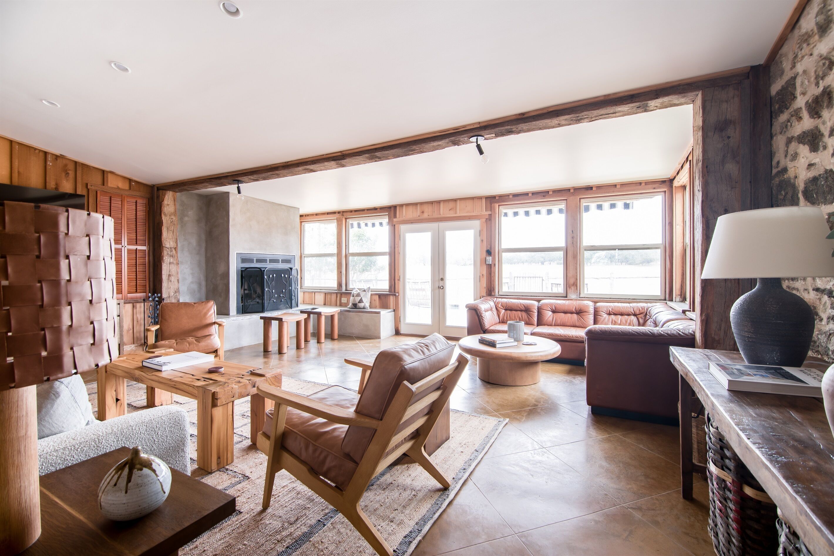 Smart TV, fireplace, table tennis, computer monitors