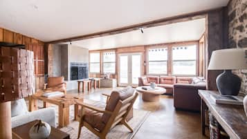 Smart TV, fireplace, table tennis, computer monitors