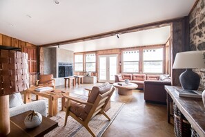 Smart TV, fireplace, table tennis, computer monitors - Rustic Soul, Modern Comfort | Relax on the Ranch (Fredericksburg)