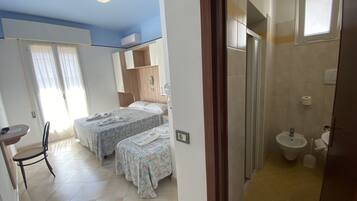 Standard Triple Room, Balcony | Peralatan tempat tidur hipoalergenik, peti besi dalam bilik, Wi-fi