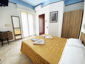 Quarto casal standard, 1 cama de casal, sacada | Roupas de cama antialérgicas, cofres nos quartos, Wi-Fi, roupa de cama