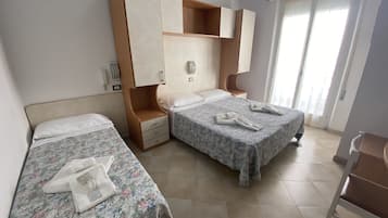 Standaard driepersoonskamer, balkon | Hypoallergeen beddengoed, een kluis op de kamer, wifi, beddengoed