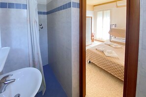 Standard Quadruple Room, Balcony | Bathroom | Shower, rainfall showerhead, free toiletries, hair dryer - Hotel Nanni Garnì (Rimini)