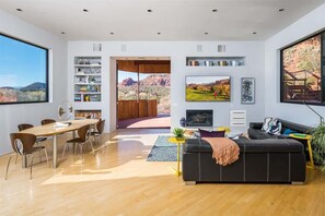 TV connectée, livres, espaces bureaux