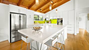 Frigorífico, microondas, horno y placa de cocina