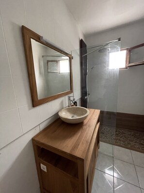 Dusche, Haartrockner, Handtücher, Toilettenpapier