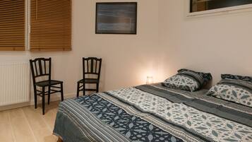 4 bedrooms, desk, soundproofing, iron/ironing board