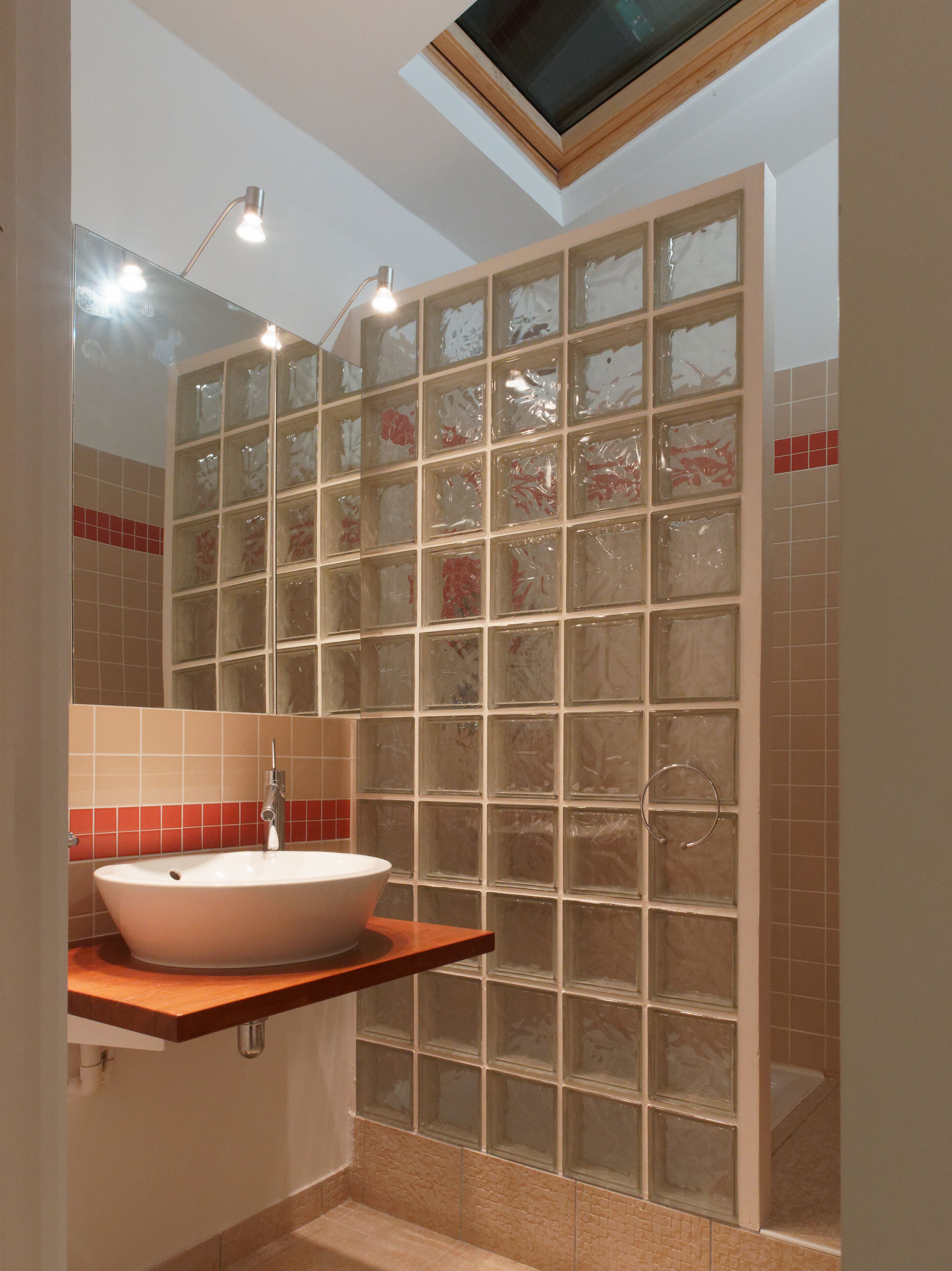 Combined shower/bathtub, hair dryer, towels, soap