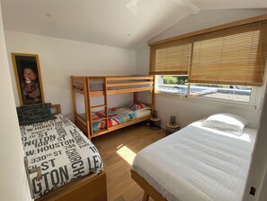 4 bedrooms, desk, soundproofing, iron/ironing board