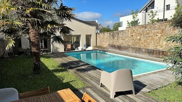 Una piscina al aire libre, una piscina climatizada
