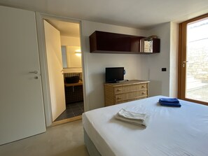 6 bedrooms, iron/ironing board, bed sheets