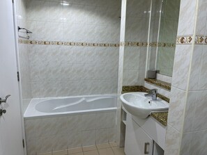 Ensemble douche/baignoire, sèche-cheveux, bidet, serviettes fournies