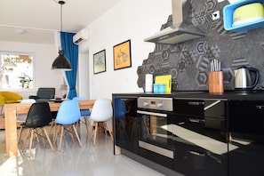 Appartement Deluxe | Cuisine privée | Grand réfrigérateur, micro-ondes, four, plaque de cuisson