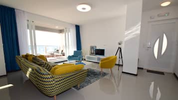 Apartamento Deluxe | Zona de estar | Televisión LCD de 104 cm con canales digitales, una televisión