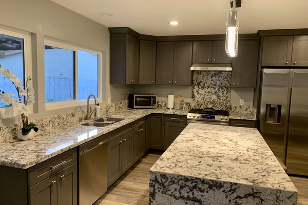 Geladeira, micro-ondas, fogão, cooktop