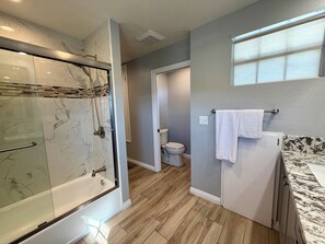 Bathtub, hair dryer, towels, soap - House in San Diego #1 (Lemon Grove) (Lemon Grove)