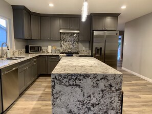 冰箱、微波炉、烤箱、炉灶