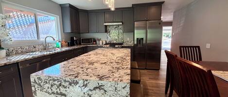 Refrigerador, microondas, horno, placa de cocina