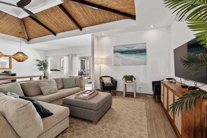 TV, offices - 7 min walk to Surfing Paradise, Pool & Ocean Fun (Playa Grande)