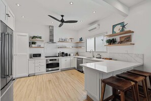 Køleskab, mikrobølgeovn, ovn, kogeplade