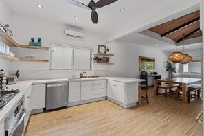 Køleskab, mikrobølgeovn, ovn, kogeplade