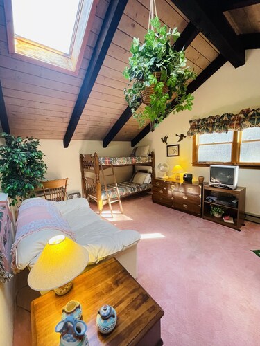 Blast-from-the-Past Bungalow! Sleeps 10.