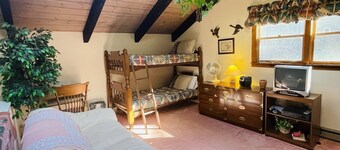 Blast-from-the-Past Bungalow! Sleeps 10.