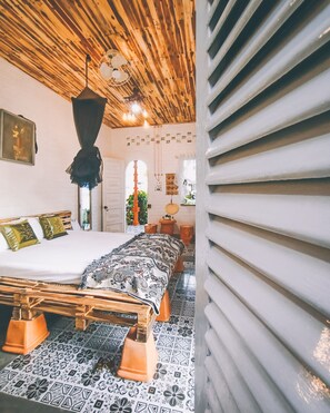 1 habitación, escritorio, tabla de planchar con plancha y wifi