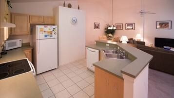 House, 4 Bedrooms | Private kitchen | Oven, stovetop, cookware/dishes/utensils