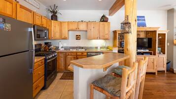 Stadtwohnung, 2 Schlafzimmer | Eigene Küche | Kühlschrank, Ofen, Wasserkocher mit Kaffee-/Teezubehör, Toaster