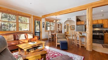 Stadtwohnung, 2 Schlafzimmer | Wohnbereich | Flachbildfernseher