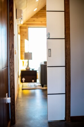 Unclassified image, 4 of 33, button - Cliffside bungalow with panoramic mountain views (Pikeville)