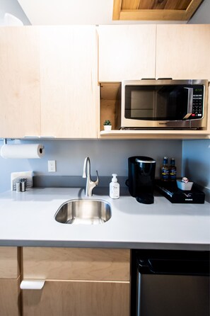 Fridge, microwave, coffee/tea maker, toaster - Cliffside bungalow with panoramic mountain views (Pikeville)