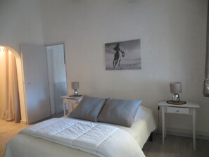 2 室のベッドルーム、アイロン / アイロン台、ベッドシーツ