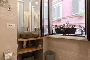 Regadera, secadora de cabello, bidet, toallas